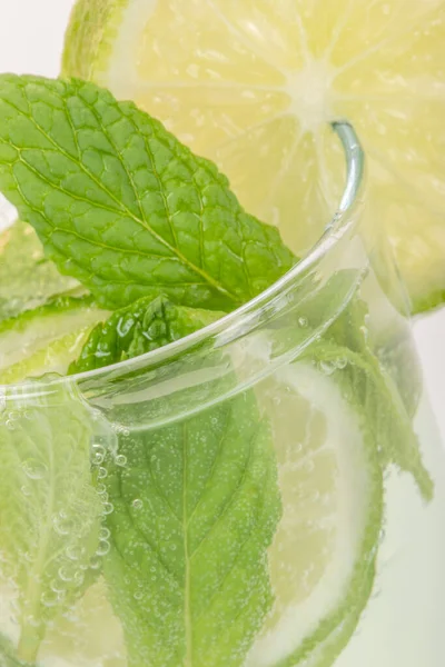 Nahaufnahme Glas Cocktail Drink Mit Zitronenscheiben Und Minzblättern — Stockfoto