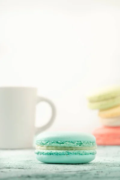 Close Kleurrijke Macarons Kopje Koffie Tafel Met Kopieerruimte — Stockfoto