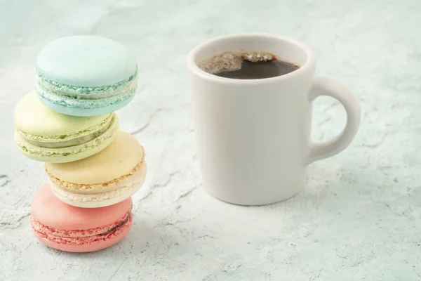 Bunte Makronen Und Tasse Kaffee Auf Grünem Hintergrund Mit Kopierraum — Stockfoto