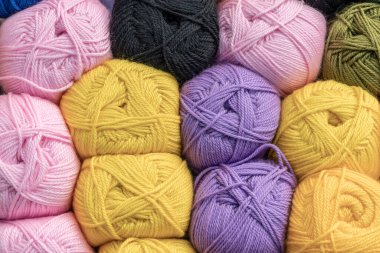 Arkaplan olarak renkli yün toplarını kapat