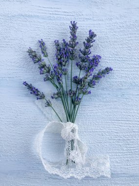 Ahşap masadaki lavanta çiçeklerini yakın plan çek.