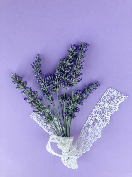 Gros Bouquet Fleurs Lavande Sur Fond Violet — Photo