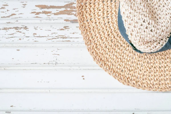 Tahta arkaplanda fotokopi alanı olan hasır şapkayı kapat