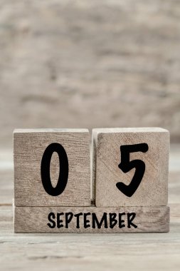 Eylül ayı için yakın plan küp takvimi kopyalama alanı olan tahta bir arkaplanda, dikey