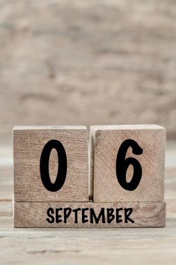 Eylül ayı için yakın plan küp takvimi kopyalama alanı olan tahta bir arkaplanda, dikey