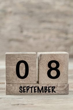 Eylül ayı için yakın plan küp takvimi kopyalama alanı olan tahta bir arkaplanda, dikey