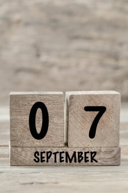 Eylül ayı için yakın plan küp takvimi kopyalama alanı olan tahta bir arkaplanda, dikey