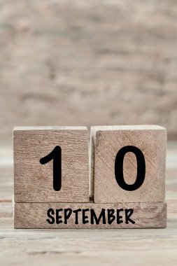 Eylül ayı için yakın plan küp takvimi kopyalama alanı olan tahta bir arkaplanda, dikey