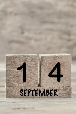Eylül ayı için yakın plan küp takvimi kopyalama alanı olan tahta bir arkaplanda, dikey