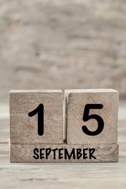 Eylül ayı için yakın plan küp takvimi kopyalama alanı olan tahta bir arkaplanda, dikey