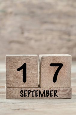 Eylül ayı için yakın plan küp takvimi kopyalama alanı olan tahta bir arkaplanda, dikey