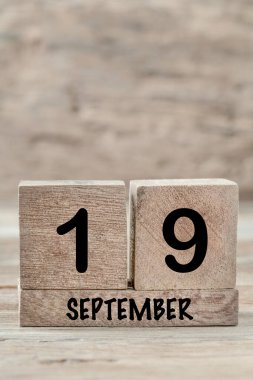 Eylül ayı için yakın plan küp takvimi kopyalama alanı olan tahta bir arkaplanda, dikey