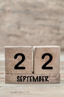 Eylül ayı için yakın plan küp takvimi kopyalama alanı olan tahta bir arkaplanda, dikey