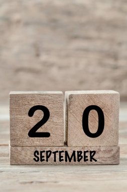 Eylül ayı için yakın plan küp takvimi kopyalama alanı olan tahta bir arkaplanda, dikey