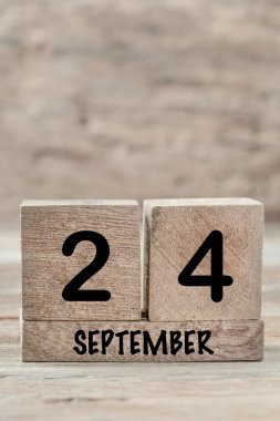 Eylül ayı için yakın plan küp takvimi kopyalama alanı olan tahta bir arkaplanda, dikey