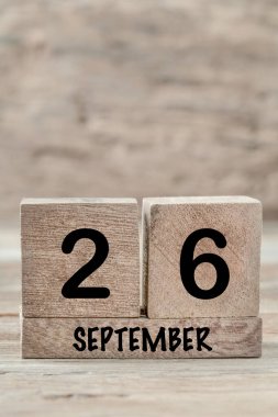 Eylül ayı için yakın plan küp takvimi kopyalama alanı olan tahta bir arkaplanda, dikey