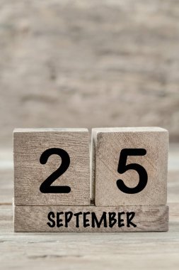Eylül ayı için yakın plan küp takvimi kopyalama alanı olan tahta bir arkaplanda, dikey