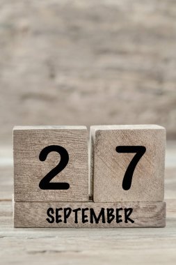 Eylül ayı için yakın plan küp takvimi kopyalama alanı olan tahta bir arkaplanda, dikey