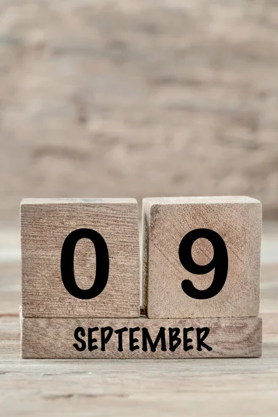 Closeup Kubus Kalender Voor September Een Houten Achtergrond Met Kopieerruimte — Stockfoto