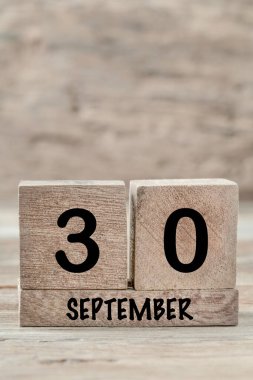 Eylül ayı için yakın plan küp takvimi kopyalama alanı olan tahta bir arkaplanda, dikey