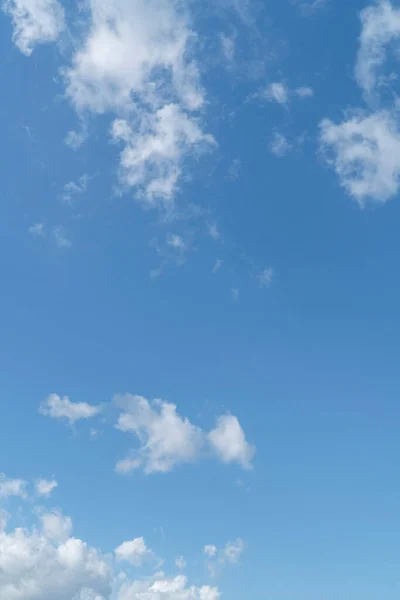 Klarer Blauer Himmel Mit Weichen Weißen Wolken Als Hintergrund Einem — Stockfoto