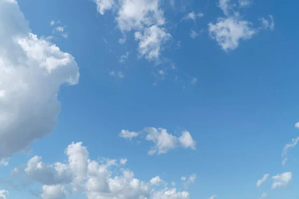 Klarer Blauer Himmel Mit Weichen Weißen Wolken Als Hintergrund Einem — Stockfoto