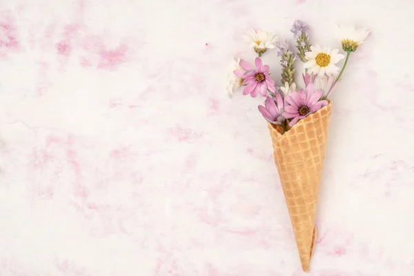 Tavaszi Virágok Egy Gofri Fagylalt Kúp Rózsaszín Háttér Másolási Hely — Stock Fotó