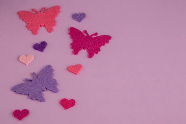 Fondo con coloridas mariposas y corazones en púrpura — Foto de Stock