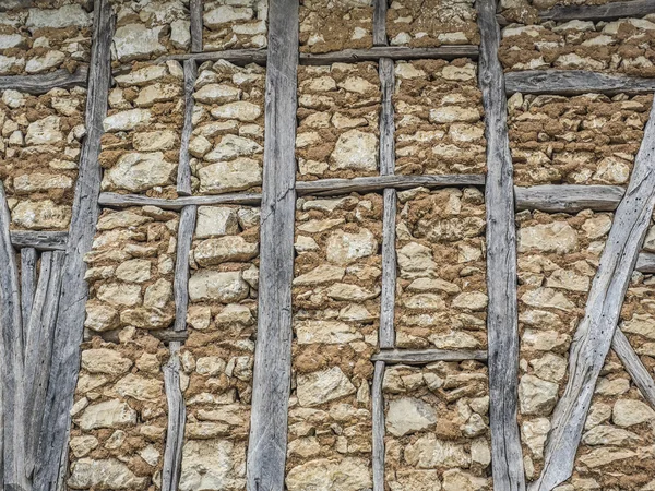 Cihlová zeď s dřevěnými částmi — Stock fotografie