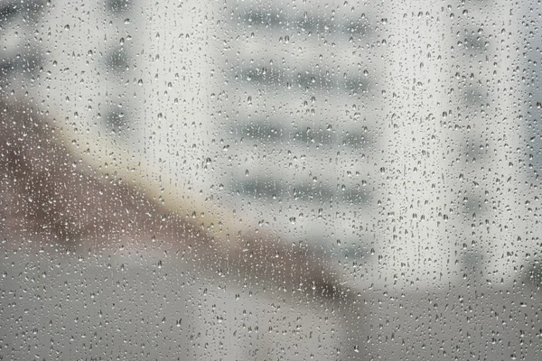Penceresinde daireler karşı yağmur damlaları — Stok fotoğraf