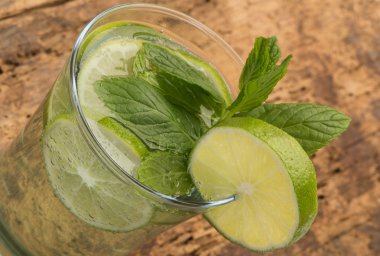 limon ve nane yaprakları ile süslenmiş içki