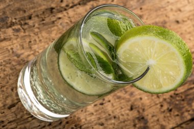 limon ve nane yaprakları ile süslenmiş içki