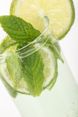 Nane ve limon ile dekore edilmiş içki