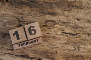 Şubat'ta ahşap için küp takvim