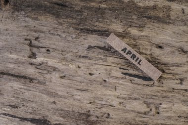 Şablon ile ahşap üzerine Nisan için küp takvim