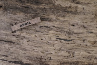 Şablon ile ahşap üzerine Nisan için küp takvim