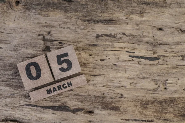 Кубический календарь для марша по деревянной поверхности с копировальным пространством — стоковое фото
