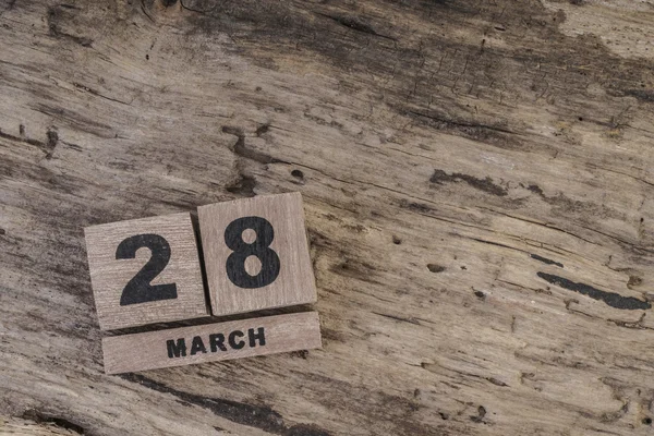 Кубический календарь для марша по деревянной поверхности с копировальным пространством — стоковое фото
