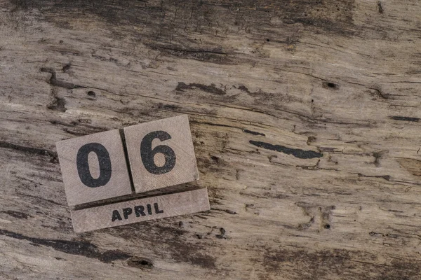 Calendário cubo na superfície de madeira para abril — Fotografia de Stock