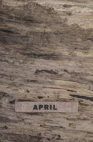 Plantilla con calendario cubo para abril sobre madera — Foto de Stock