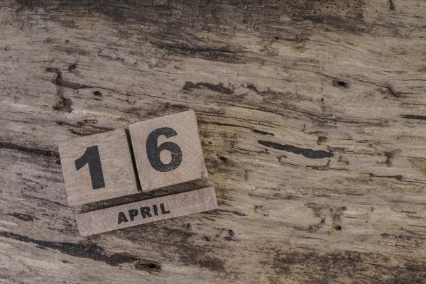 Календарь куба на деревянной поверхности для апреля — стоковое фото