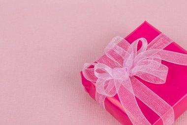 hediye kutusu pembe üzerinde