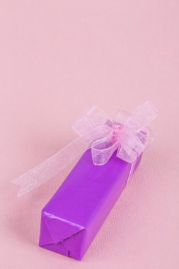 hediye kutusu pembe üzerinde