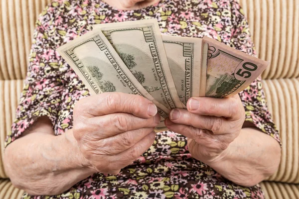 Para tutan bir üst düzey kadın ellerini kapatın — Stok fotoğraf