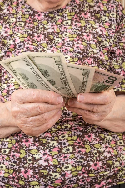 Para tutan bir üst düzey kadın ellerini kapatın — Stok fotoğraf