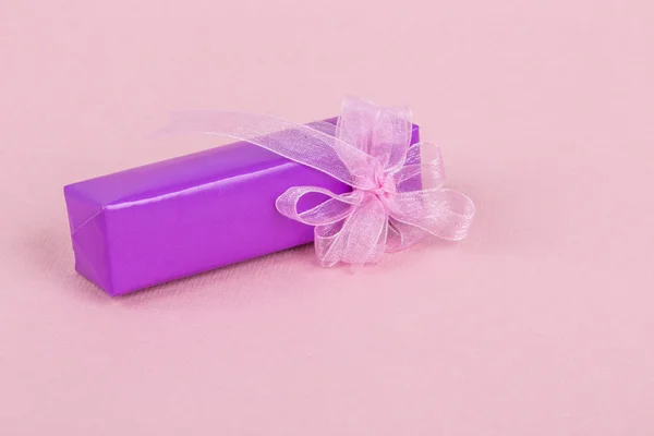 De doos van de gift op roze — Stockfoto