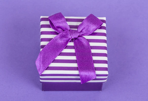 Caja de regalo en púrpura — Foto de Stock