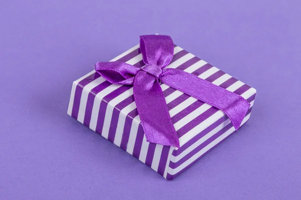 Geschenkbox auf lila — Stockfoto