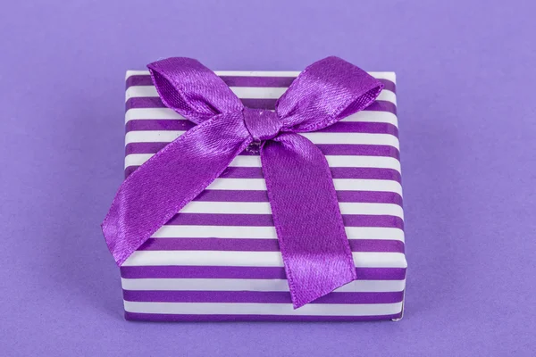 Caja de regalo en púrpura — Foto de Stock