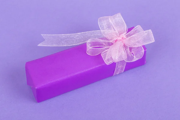 Gift box on purple — Stock Photo, Image